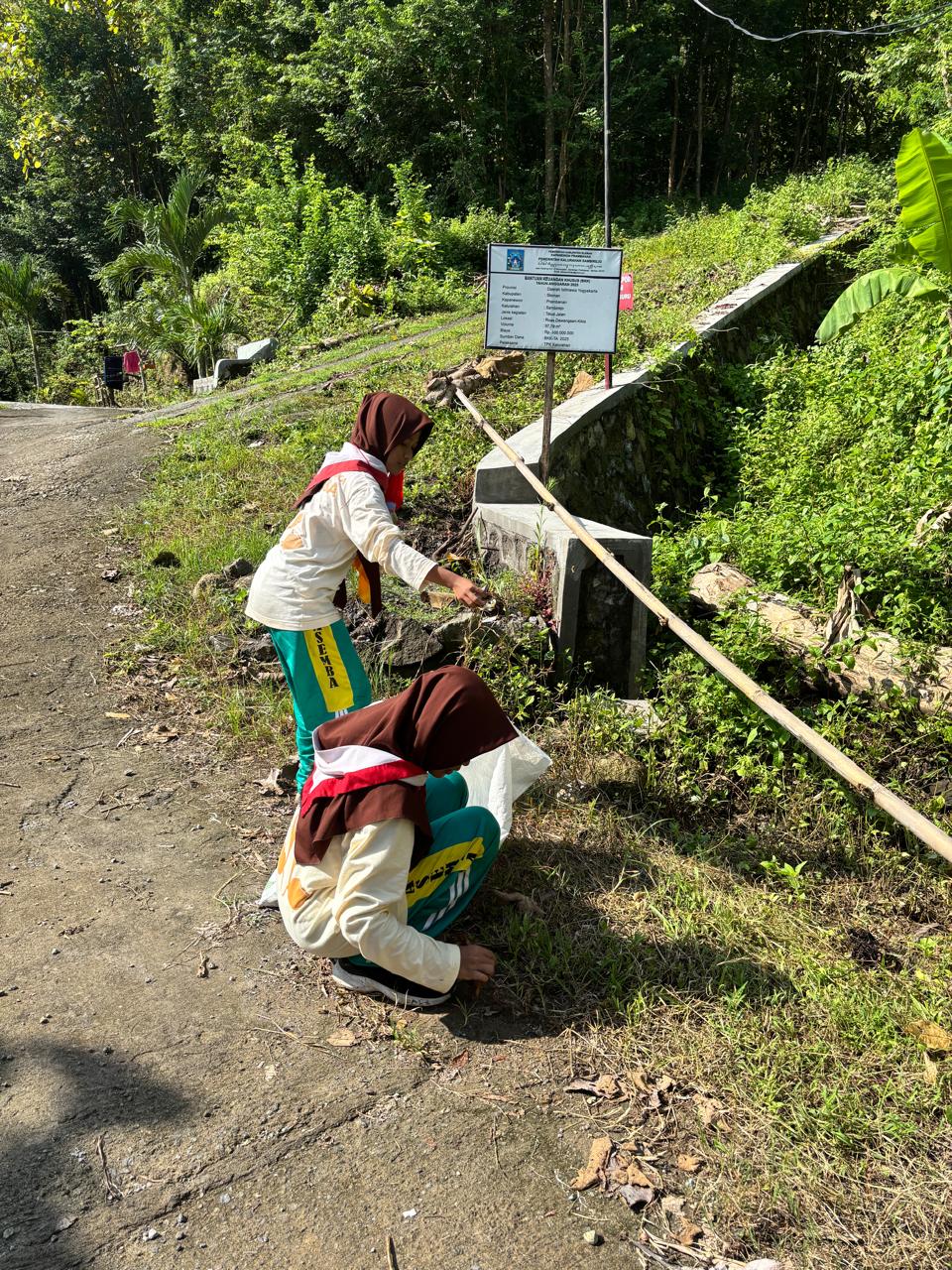 Tak Hanya Tangguh, Juga Peduli! Siswa MTsN 9 Bantul Bersihkan Lingkungan di Jelajah Medan